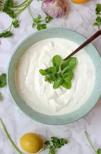 Würziges Zitronen-Joghurt-Dressing, eine cremige und erfrischende Mischung aus Zitrone und Joghurt, ideal als Salatgarnitur.